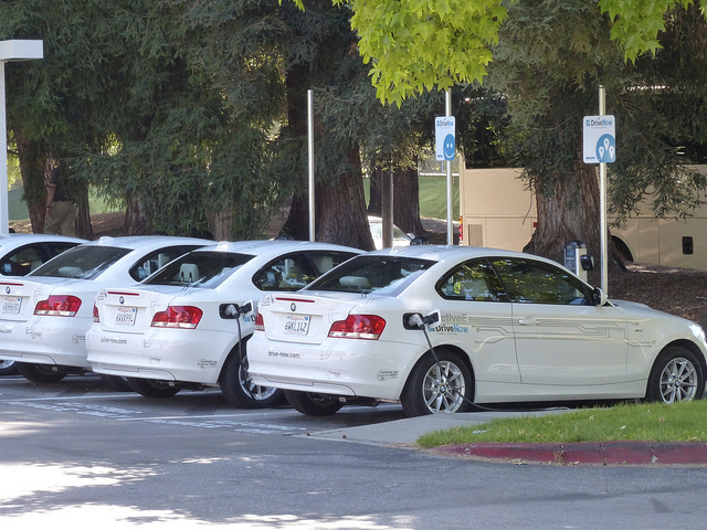 Auto elettriche nei parcheggi di Google in California