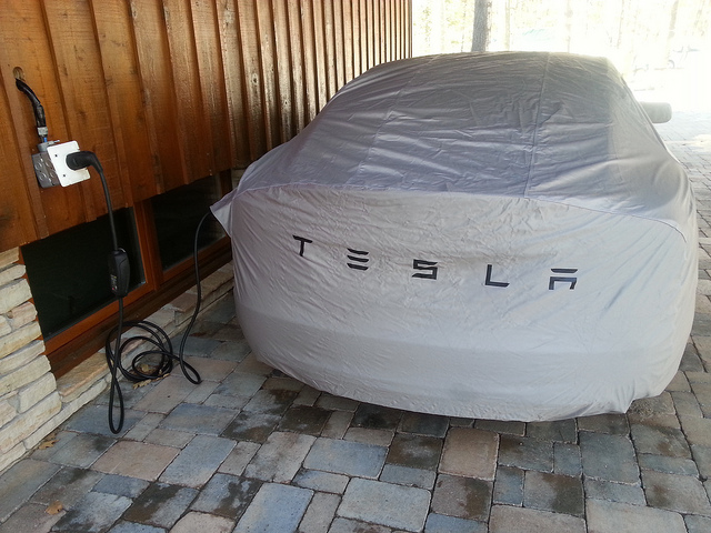 Tesla Model S ricarica domestica -