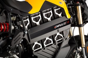 brammo-annuncia-empulse-2014-il-piu-veloce-motociclo-elettrico-al-mondo-prodotto-in-serie-2014_empulse-battery-brackets-tight-1