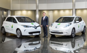Il CEO Renault-Nissan Carlos Ghosn tra una Renault ZOE ed una Nissan LEAF fornite alla COP21 - Credit: Olivier Martin Gambier